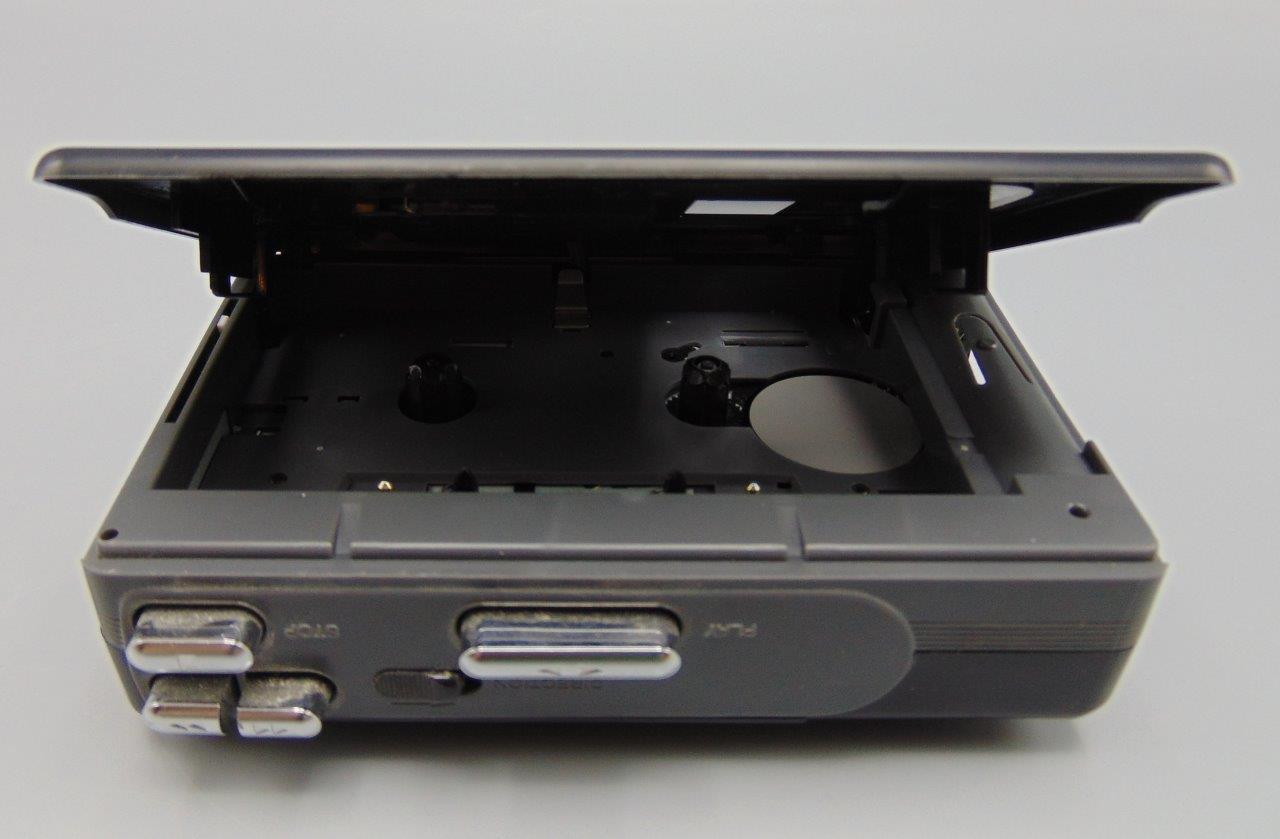 Aiwa FM/AM Radio Super Bass Auto Reverse Cassette Player Portable Model